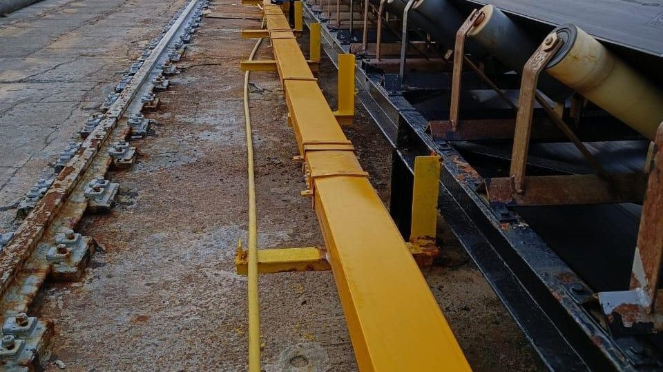 instalasi salah satu jenis frp cable tray